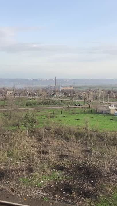 Архивные кадры работы 240-мм самоходного миномета 2С4 «Тюльпан» корректируемой миной «Смельчак» по позициям ВСУ, битва за Мариуполь