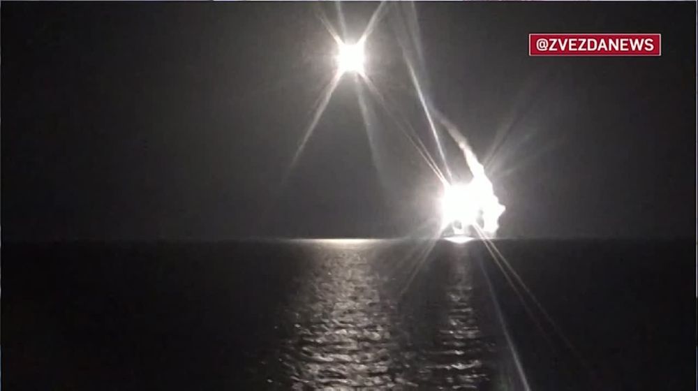 Так выглядит ракетный удар по складу с боеприпасами к HIMARS и М777, который располагался под Уманью в Черкасской области