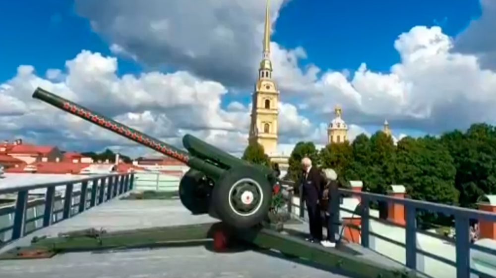 Поставившая подпись на Рейхстаге ветеран выстрелила из пушки Петропавловки