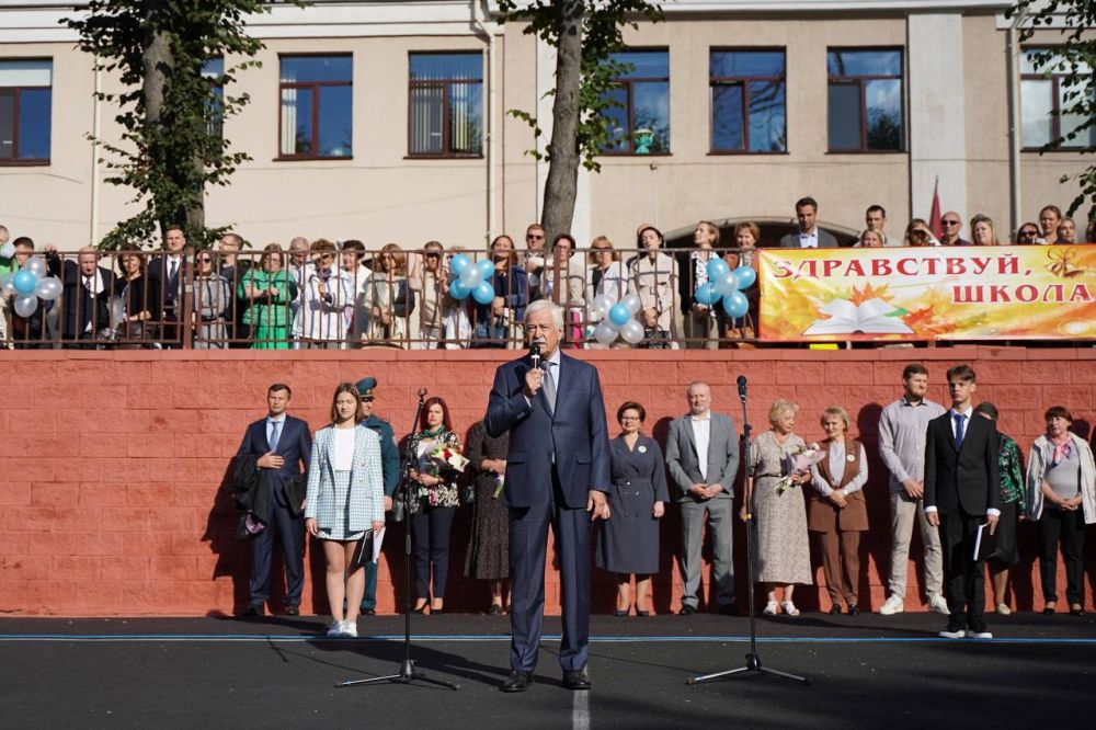 1 сентября Посол России в Беларуси Борис Грызлов побывал на торжественной линейке в минской гимназии №50