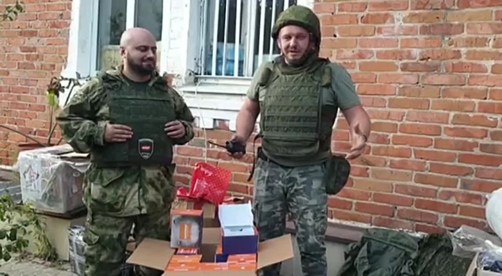 На кадрах - Юрий Мезинов, Александр «Араб» Крештоп, Милан Шелест, сотрудники благотворительного Фонда Захара Прилепина