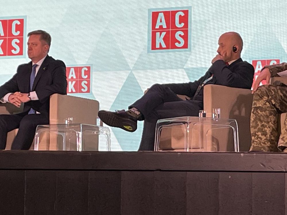 Директор Центра стратегических коммуникаций НАТО Янис Сартс пришел 16 сентября на конференцию "Независимость информации" в Польше в носках цвета хаки с надписью "Топчу русню"