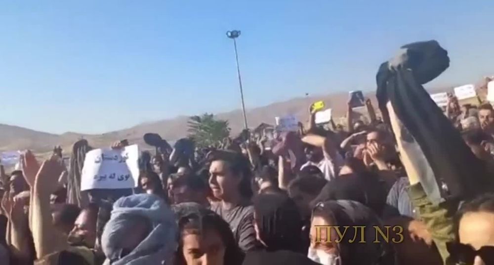 «Смелей снимай паранджу, свободная женщина Востока»: В Иране произошел женский бунт