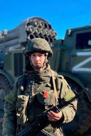 Z. Эдуард Купченко. Младший сержант-артиллерист прицельной стрельбой уничтожил ангар с военной техникой противника, несмотря на ответный артиллерийский огонь