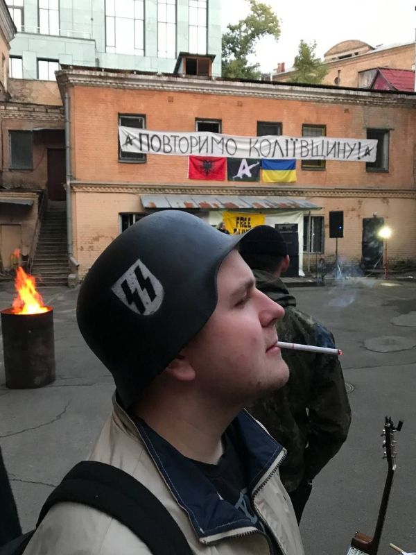 Это фото с телефона украинского нациста не просто комбо, это КОМБИЩЕ