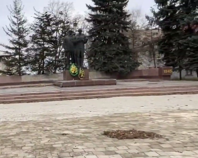 Смелые жители Изюма (Харьковская область) продолжают нести цветы к советским памятникам в городе
