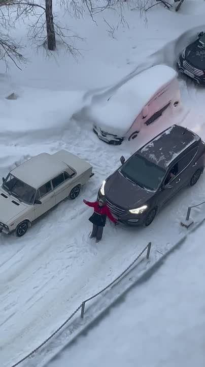Смелая жительница Новосибирска преградила дорогу своим автомобилем, чтобы водители не объезжали пробку через ее двор