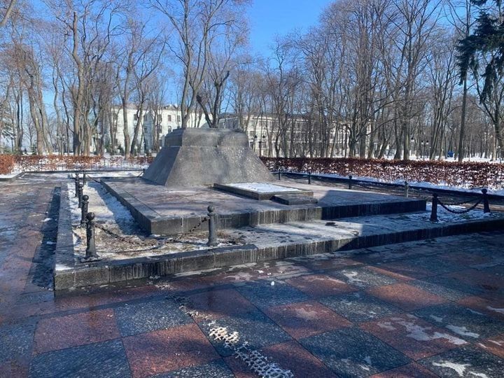 Оскверненная могила освободителя Киева генерала Ватутина