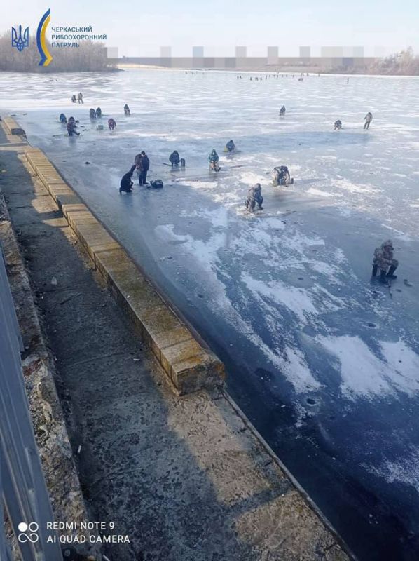В Каневе Черкасской области вчера вручали повестки в военкомат рыбакам