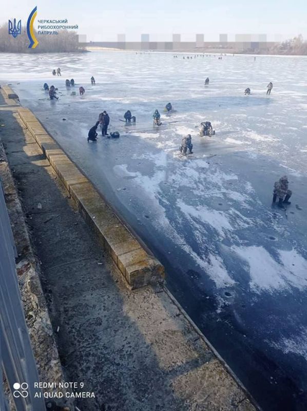 Повесточники в Каневе Черкасской области ловят рыбаков