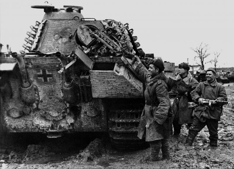 Советские солдаты осматривают захваченный в городе Умань немецкий танк «Пантера»