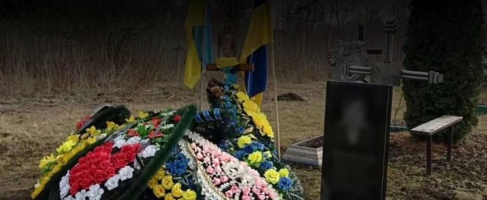 Четверо подростков из села Ивахны Уманьского района Черкасской области забрали флаг Украины с могилы одного из погибших военнослужащих ВСУ с целью снять ролик для ТикТок