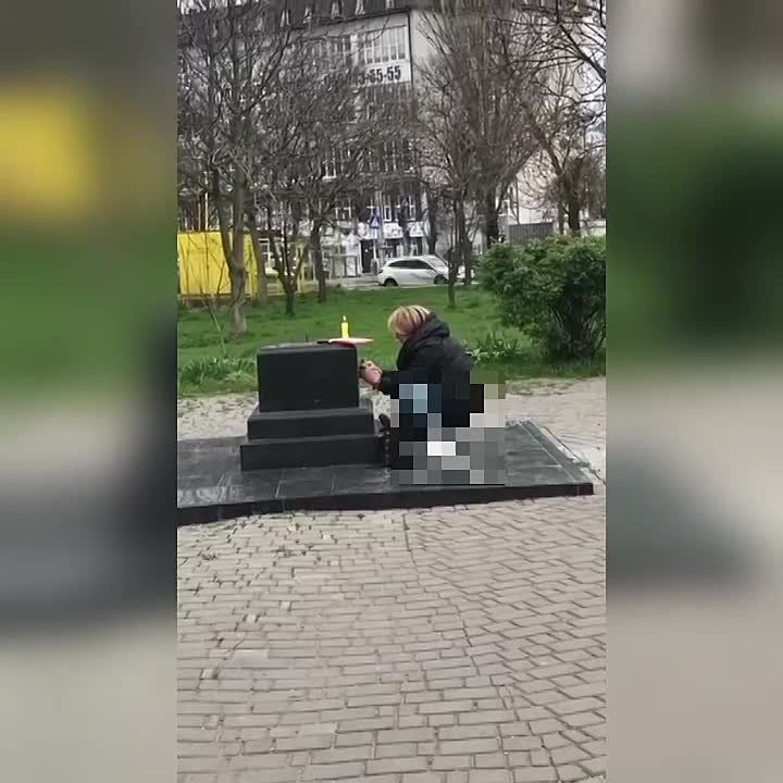 Смелая девушка в Одессе сама восстанавливает памятник Жукову