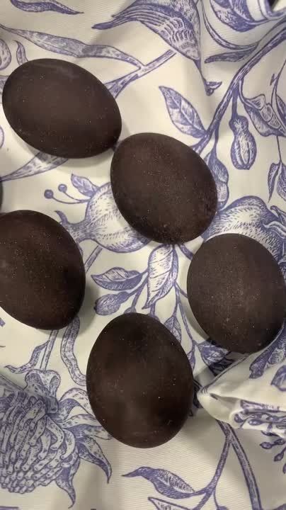 В соцсетях стал популярным очень необычный способ окрашивания яиц – в вине