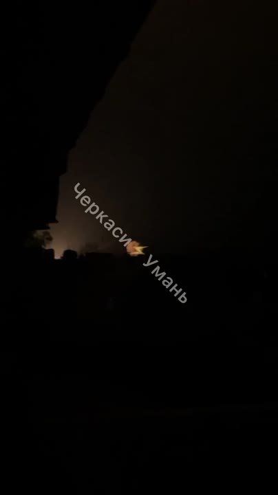 В местных Telegram-каналах Умани появилось видео, на которых видно и слышно, как над городом работает система украинского ПВО