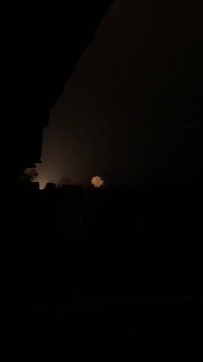 В сети появилось видео, на котором видна работа украинского ПВО и момент попадания ракеты в жилой дом в Умани