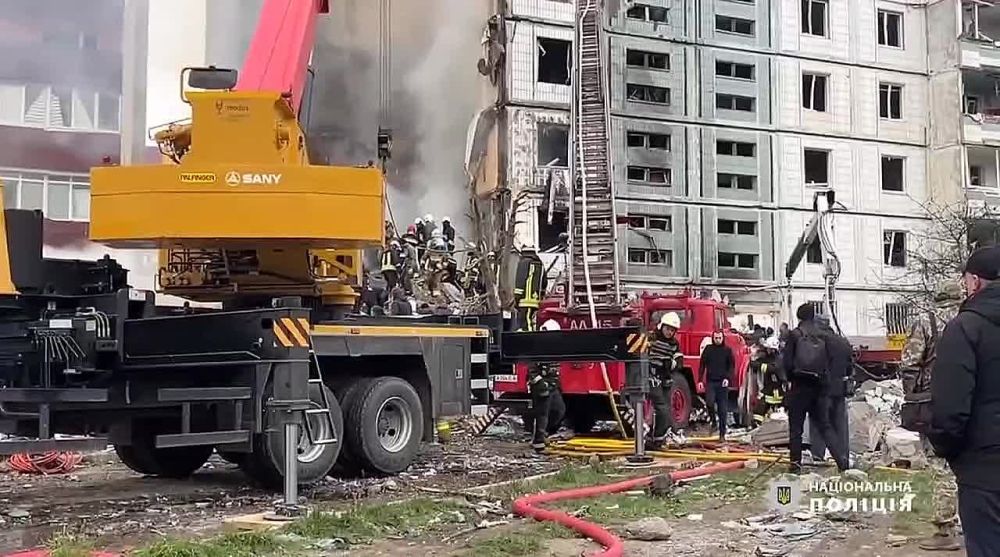 В ходе ночного "цветения герани" на украинских объектах военного и двойного назначения, древняя ракета из всушной С-300 поразила многоэтажку в Умани, вызвав пожар, разрушения и гибель 11 человек