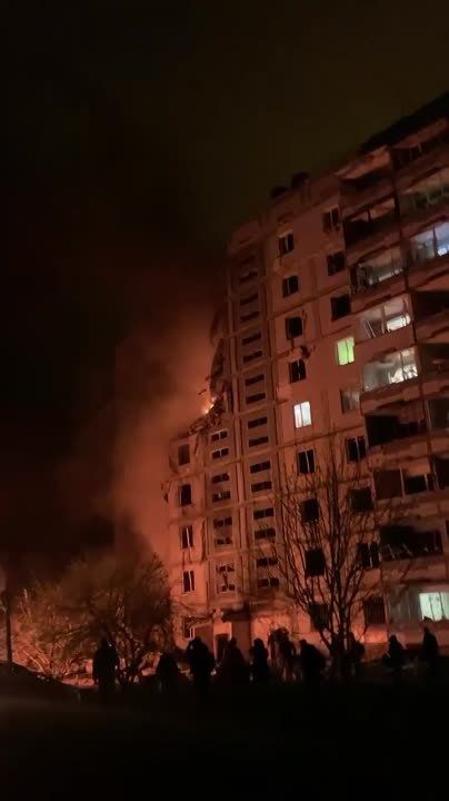 Еще кадры попадания обломков крылатой ракеты в многоэтажку в Умани, в Черкасской области Украины