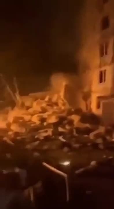 Утро началось со взрывов в Днепропетровске, где наши ракеты накрыли две нефтебазы и было два взрыва в Умани