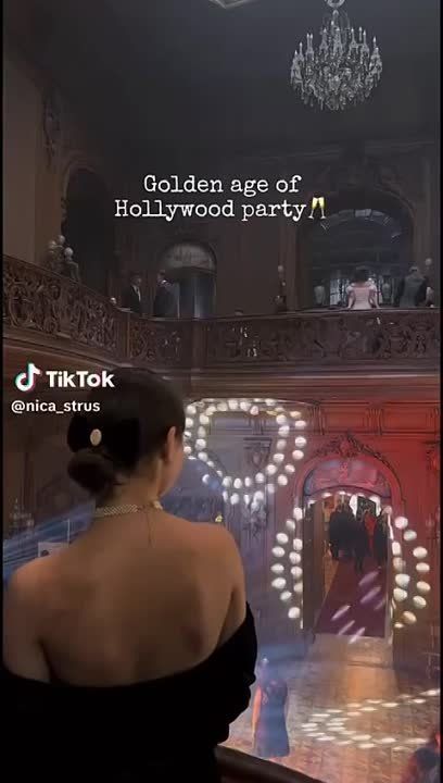 И не скажешь, что в стране боевые действия: во Львове студенты Школы права Украинского католического университета в день траура по жертвам Умани закатили громкую вечеринку.