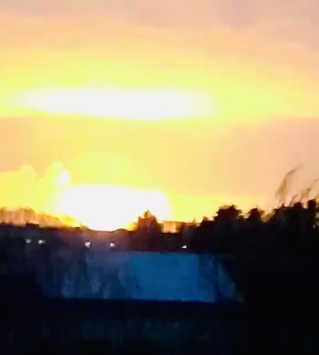 В Умани уже около получаса взрывы вторичной детонации после грандиозного взрыва склада БК ВСУ, вслед за ракетным ударом ВКС РФ