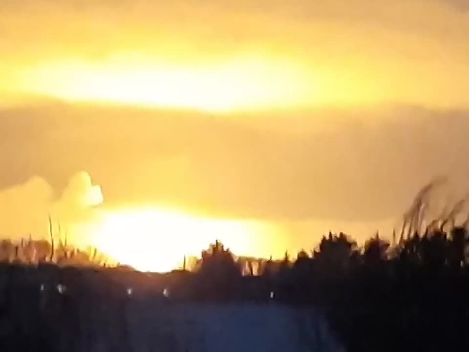 В Умани после ракетного удара по складу БК очевидцы долго наблюдали детонацию боеприпасов..