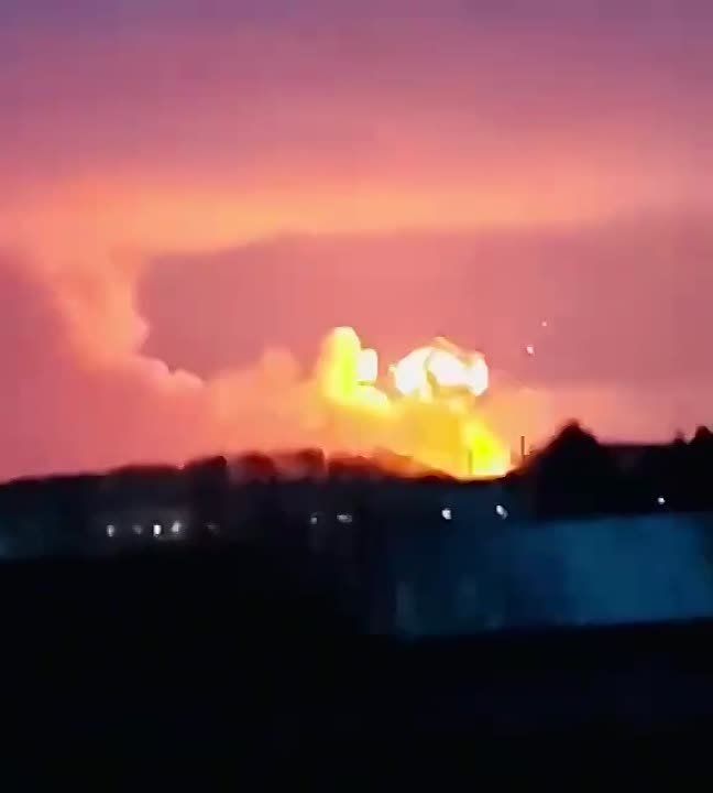 Роман Голованов: В Умани уже около получаса взрывы вторичной детонации после грандиозного взрыва склада БК ВСУ, вслед за ракетным ударом ВКС РФ этим вечером