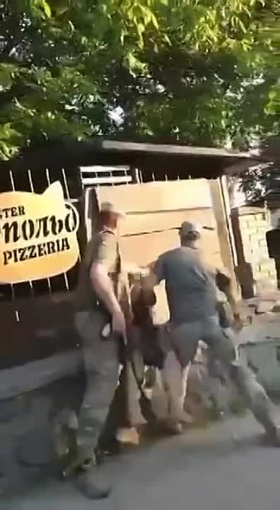 Мобилизация в Умани. Военкомы надавали в лицо мужику, который отказался с ними ехать с ними. От удара он потерял сознание, но план нужно выполнить любой ценой, поэтому в конце видео его просто потянули за руку без сознания