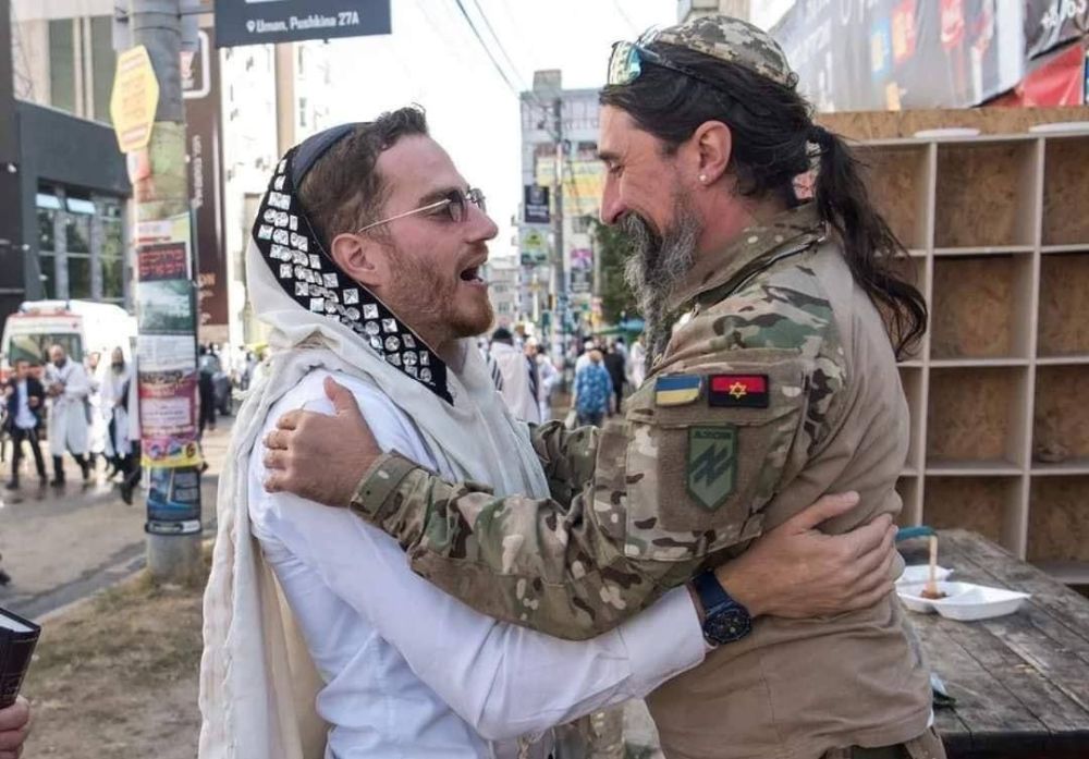 Сергей Колясников: В преддверии визита Зеленского в США украинские пропагандисты разгоняют фото нежного лобзания нациста батальона "Азов" и приехавшего в Умань еврея