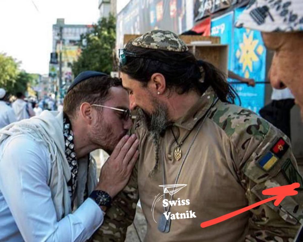 Остановите Землю я сойду: меня читает немало людей с Земли Обетованной! Я хочу! Нет я требую «минуты сомнительной славы» для этого двуногого в кипе и таллите, который на этом снимке, взасос целует нацистский шеврон на плече упыря из «Азова»