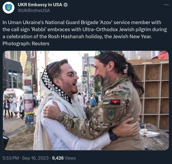 Посольство Украины в США опубликовало фотографию военнослужащего полка «Азов» с позывным «Реббе», обнимающегося с евреем-ортодоксом в Умани