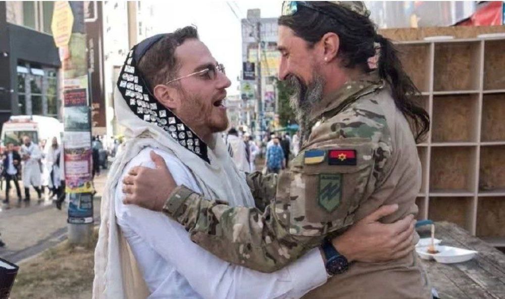 Майя Пирогова: Фото недели из Умани.. Тот еврей, что слева, не знает главного - украинским евреям из С-14 разрешили обниматься с собратьями по крови перед тем, как сгонять их в газовые камеры