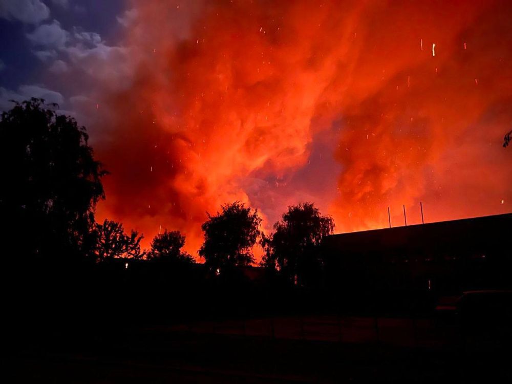 Ночью по целям в Умани (Черкасская обл.), зафиксировано попадание по объектам промышленной инфраструктуры, где размещаются склады ВСУ и планировалось создание военных производств по сборке западного вооружения