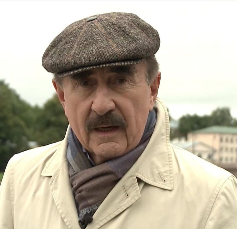 Представитель телеведущего Леонида Каневского в разговоре с RT назвала ложными слухи о том, что у него якобы обнаружили злокачественную опухоль