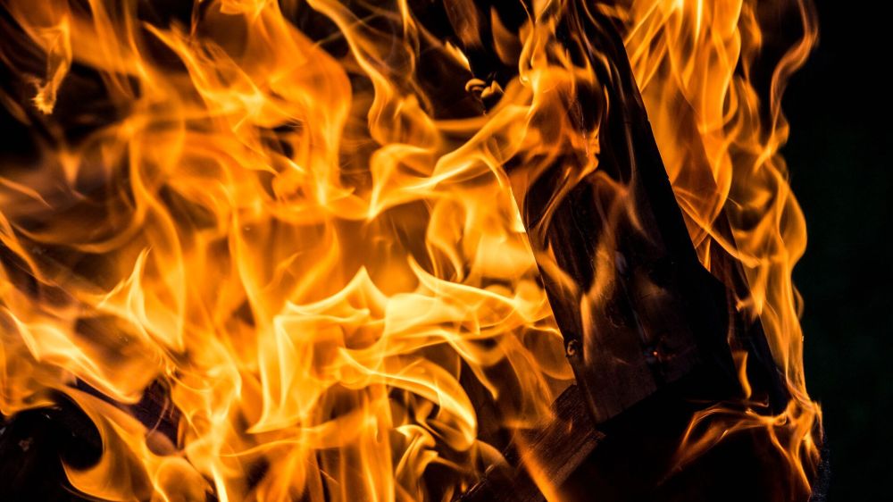 Тревога, взрывы и пожар. Российские военные ударили по Украине