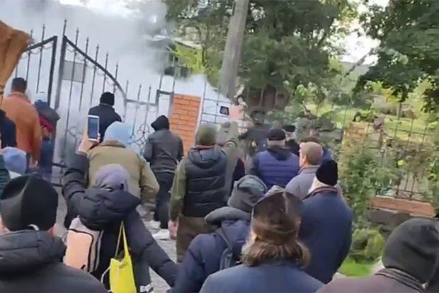 СПЖ: рейдеры начали штурмовать собор УПЦ в Черкассах