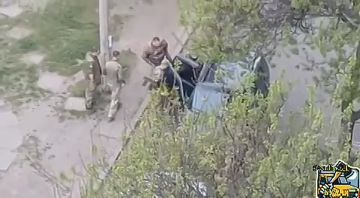Черкассы: тцкшники тащат в микроавтобус добычу за руки и за ноги