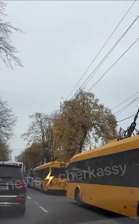 В центре Черкасс остановились троллейбусы, вероятно, из-за экстренных исключений света, сообщают местные паблики
