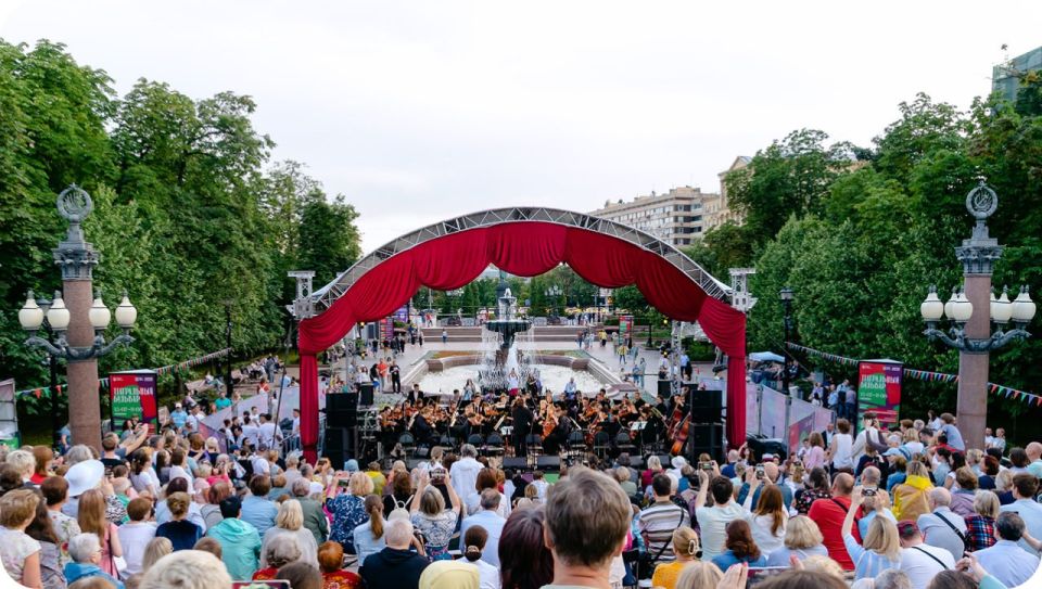 Главный летний театральный праздник столицы фестиваль «Театральный бульвар» признан «Проектом года» по версии театральной премии газеты «Московский комсомолец»