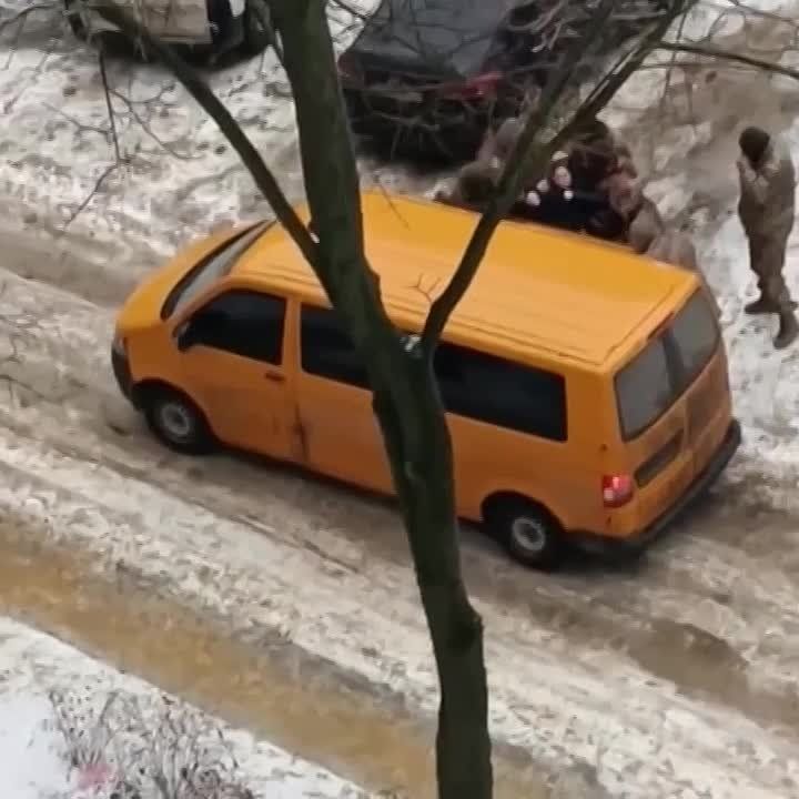 В Харькове сотрудники ТЦК забрали с улицы мужчину вместе с девушкой, пишут в местных каналах