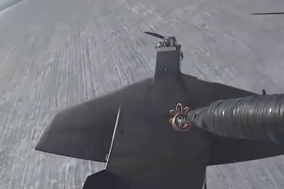 Кадры уничтожения расчетами БПЛА ВС РФ ударных и разведывательных БПЛА самолетного типа и личного состава ВСУ