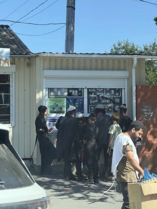 В Умани юных еврейских паломников травят табачным дымом